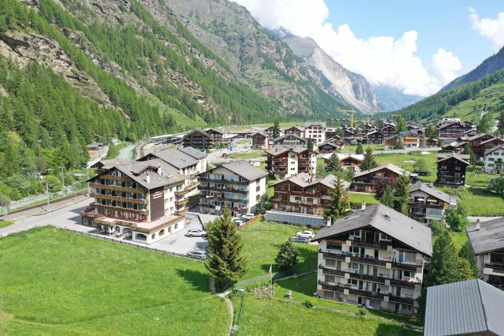 Pure Comfort! Entire Apartment With Abundant Space Near Zermatt With Parking! Täsch Buitenkant foto